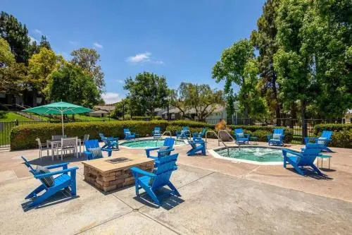 Offsite venue - Shabby Chic Oceanside King & 2 Queen bed Pool GYM thumbnail