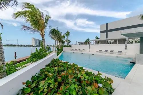 Offsite venue - Lujoso Condo Vista Canal y al Mar Puerto Cancun thumbnail